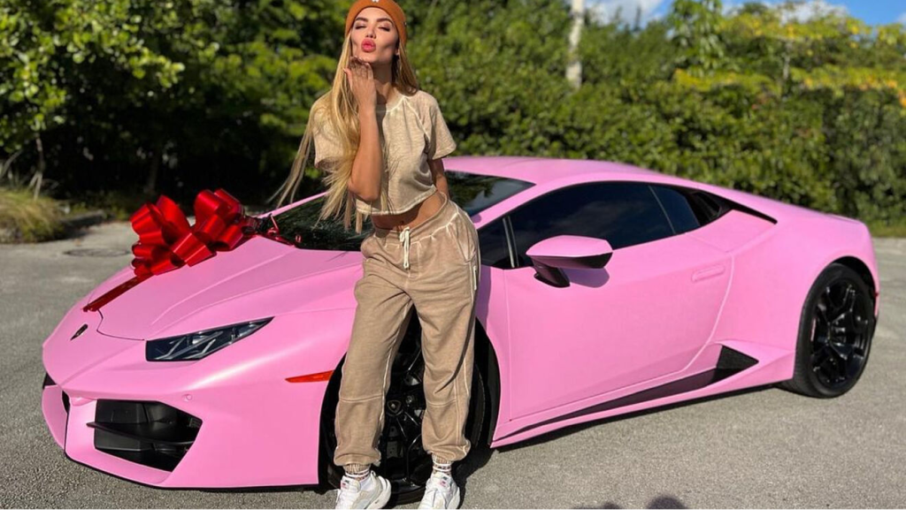 Nicky Jam regala un Ferrari de $220,000 a su esposa Juana Valentina