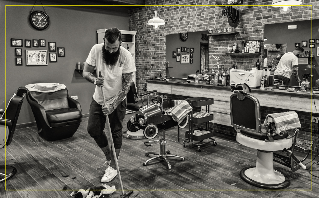 Oficial de la Policía Nacional Interviene Barbería en la Madrugada: ¿Es Legal Trabajar a Esa Hora?