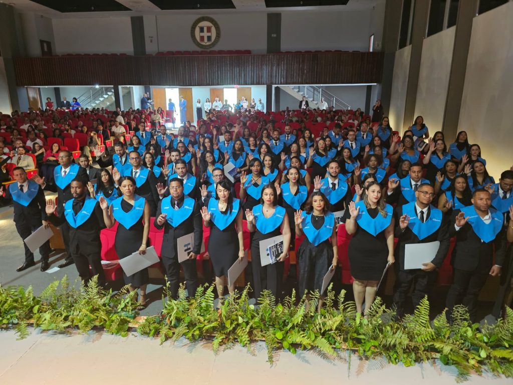 Hospital Salvador B. Gautier gradúa 81 nuevos médicos