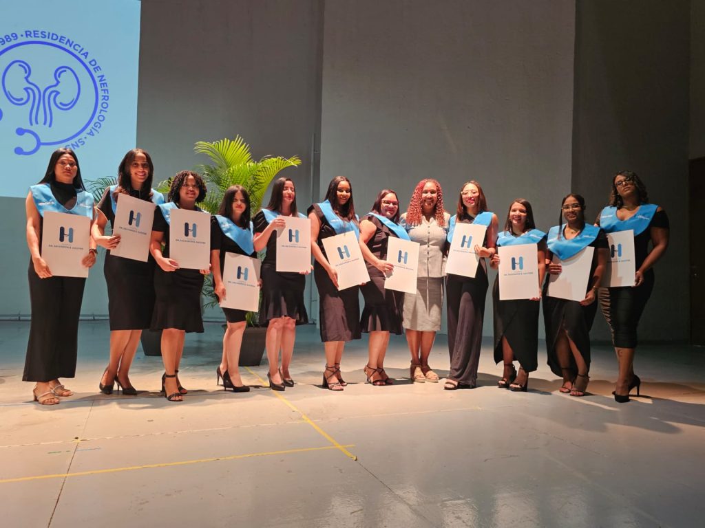 Hospital Salvador B. Gautier gradúa 81 nuevos médicos